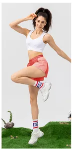 Pantaloncini sportivi 2-in-1 donna con vita rosa e top corto bianco coordinato