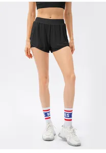 Détail du short de sport noir double épaisseur en maille avec tissu à séchage rapide