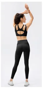 Detail der schwarzen Yoga-Hose mit hoher Taille und Sport-BH aus feuchtigkeitsableitendem Stoff