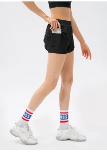Détail d'un short de sport double couche avec poche latérale pour téléphone