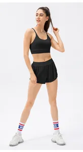 Vue détaillée d'un ensemble de yoga noir 2 pièces avec brassière et short de sport