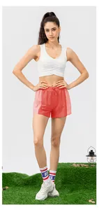 Dettaglio dei pantaloncini sportivi da donna con vita elastica e coulisse esterna