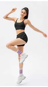 Ensemble de sport noir pour femme avec brassière respirante et short de course ample