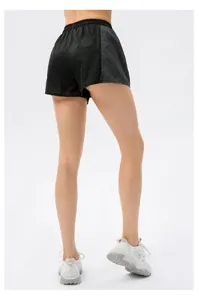 Vista posteriore di pantaloncini sportivi neri con inserti grigi e vita elastica