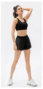 Dettaglio dei pantaloncini sportivi neri ampi con coulisse e tessuto traspirante leggero