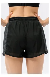 Vista posteriore dei pantaloncini sportivi neri leggeri da donna con elastico in vita
