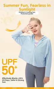 Détail de veste solaire enfant bleu clair avec passe-pouces et protection UPF 50+