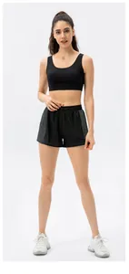 Vista dettagliata del completo sportivo nero con pantaloncini fitness e reggiseno yoga
