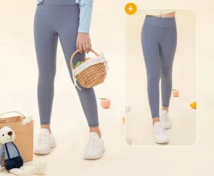 Détail de la texture nervurée et de la taille haute du pantalon de protection solaire bleu