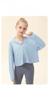Détail d'une veste de protection solaire bleu clair pour enfant avec capuche et passe-pouces