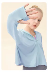 Détail d'une veste anti-UV bleu clair avec poignets passe-pouce pour la protection des mains
