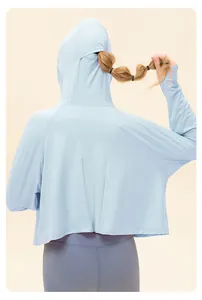 Détail du vêtement solaire enfant avec maille respirante et trou pour queue de cheval
