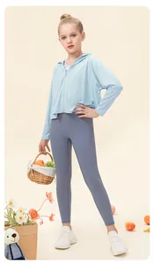 Détail de la veste de protection solaire bleue pour filles avec legging de sport gris foncé
