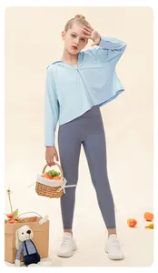 Ensemble protection solaire enfant avec veste à capuche bleu clair et legging gris foncé