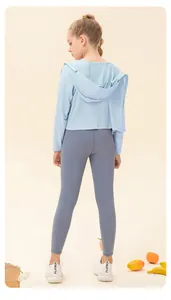 Détail de veste de protection solaire enfant avec micro-perforations et pantalon élastique