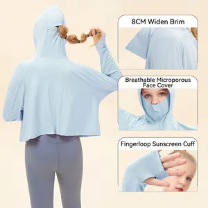 Veste solaire enfant en soie glacée avec large bord, masque et passe-pouces en bleu clair