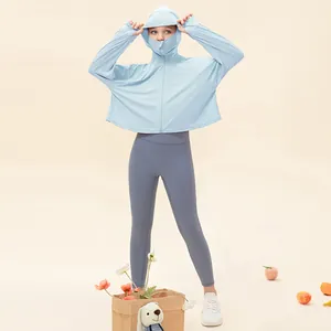 Veste de protection solaire enfant en soie glacée bleu clair avec capuche et masque