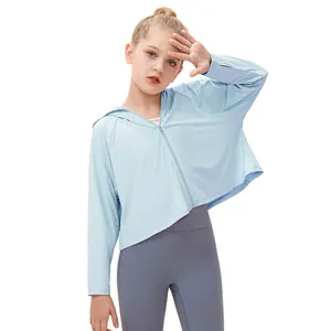Veste de protection solaire enfant en soie glacée bleu clair avec capuche et passe-pouce