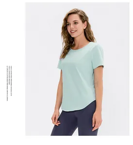 Dettaglio maglietta yoga verde menta con orlo curvo e tessuto traspirante leggero