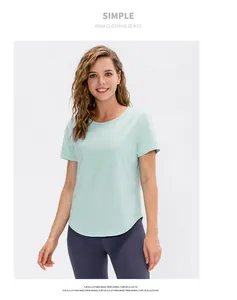 Dettaglio della t-shirt da yoga verde menta da donna con bordo curvo e tessuto traspirante