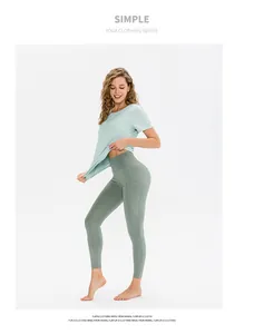 Dettaglio del set yoga verde chiaro con tessuto traspirante elastico e tasca laterale