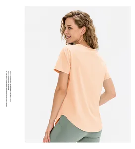 Vista posteriore della maglietta da yoga arancione chiaro con bordo arrotondato