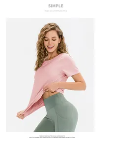 Dettaglio delle cuciture ergonomiche sui leggings da yoga e tessuto traspirante