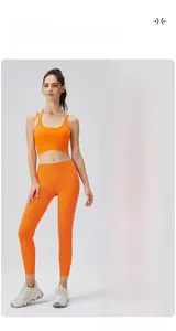 Détail de l'ensemble legging de yoga orange taille haute et brassière à bretelles