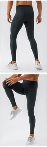 Detail der hochelastischen Herren-Yoga-Leggings mit Nähten und Passform hinten