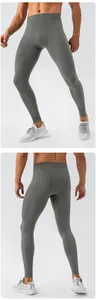 Detailansicht der grauen Herren-Kompressionshose mit ergonomischen Nähten und Elastikbund