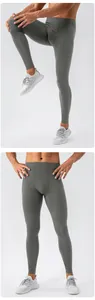 Detail von hochdehnbaren Herren-Kompressionsleggings mit ergonomischen Nähten in Dunkelgrün