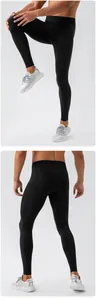 Detailansicht der schwarzen Herren-Kompressionshose für das Fitnesstraining