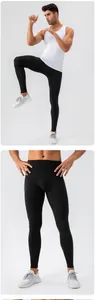 Detail der schwarzen Herren Yoga-Leggings mit ergonomischen Nähten und hoher Elastizität