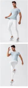 Detail des hoch elastischen atmungsaktiven Stoffes für Herren-Yoga-Oberteil und Leggings