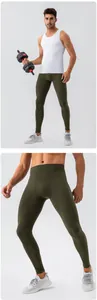 Detail der hochelastischen Herren-Yoga-Leggings in Olivgrün mit breitem Elastikbund