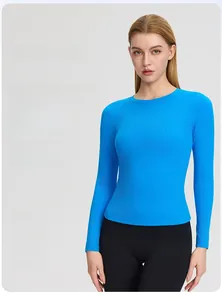 Détail du t-shirt de yoga à manches longues bleu vif hautement élastique et respirant