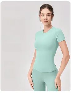 Dettaglio del tessuto spazzolato verde menta su abbigliamento sportivo da yoga elastico