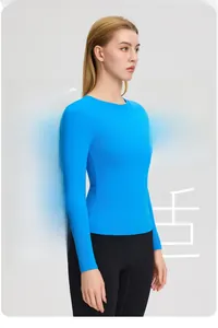 Détail du haut de yoga bleu ciel à manches longues en tissu respirant haute élasticité