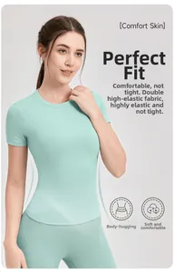 Dettaglio della maglia da yoga verde menta in nylon elasticizzato con vestibilità attillata