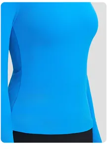 Détail du haut de yoga bleu vif à manches longues avec coupe ajustée et tissu sportif