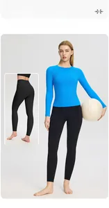 Détail de legging de yoga taille haute et haut de sport bleu à manches longues ajusté