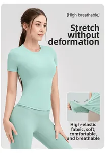 Dettaglio macro del tessuto elasticizzato e set da yoga verde menta con texture traspirante
