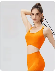 Détail du soutien-gorge de sport orange avec design croisé et tissu à haute élasticité