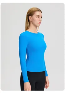 Détail du haut de yoga bleu vif à manches longues, coupe ajustée et haute élasticité