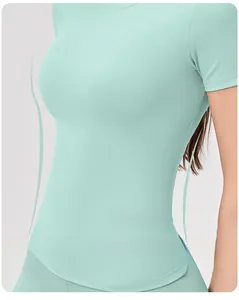 Dettaglio della maglietta da yoga verde menta con vestibilità slim e tessuto tecnico