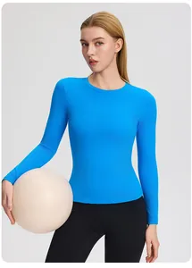 Détail du haut de yoga ajusté bleu avec manches à passe-pouce et col rond sport
