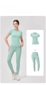Dettaglio della maglietta da yoga verde menta e dei pantaloni sportivi a vita alta