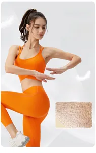 Détail d'un soutien-gorge de yoga orange léger avec bretelles fines et texture tech