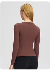 Détail montrant la coupe ajustée du dos et le tissu extensible du haut de yoga marron