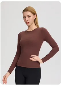 Détail du haut de yoga à manches longues marron foncé avec coupe ajustée élastique